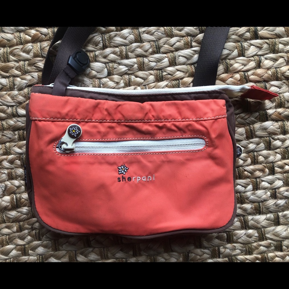 Adjustable strap small cross body bag